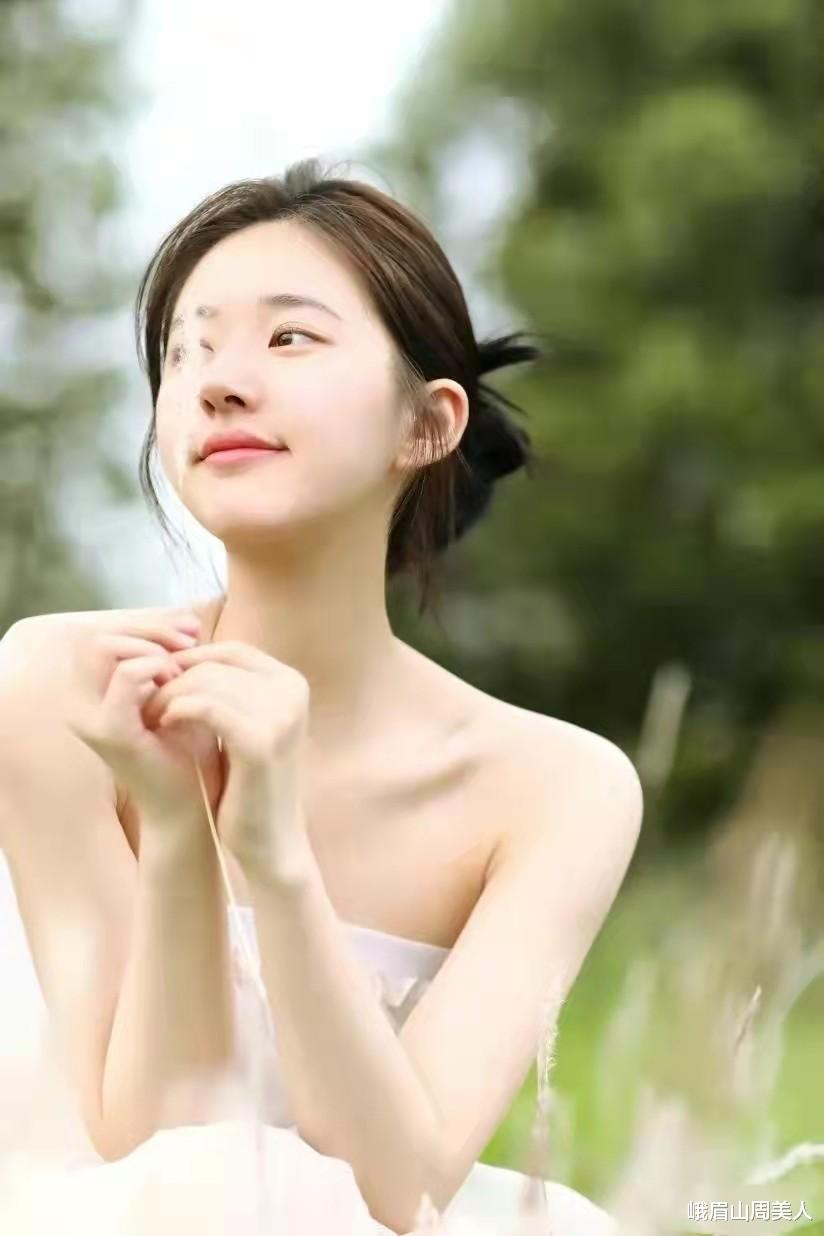 淡妆 ?女人不管出门多赶，尽量化淡妆！记住这3个窍门，简单易学显气色