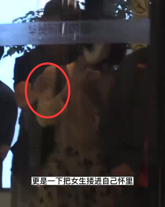 那英|那英被绿了?那英老公孟桐当街与美女搂抱,女子颜值姣好身材曼妙