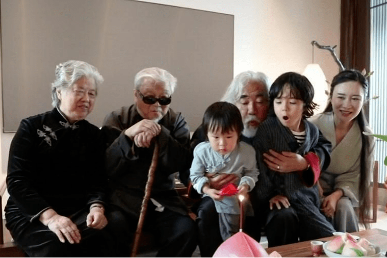 王刚|明明是三口之家,却过出祖孙三代感,这8个明星家庭,父子最大差81岁