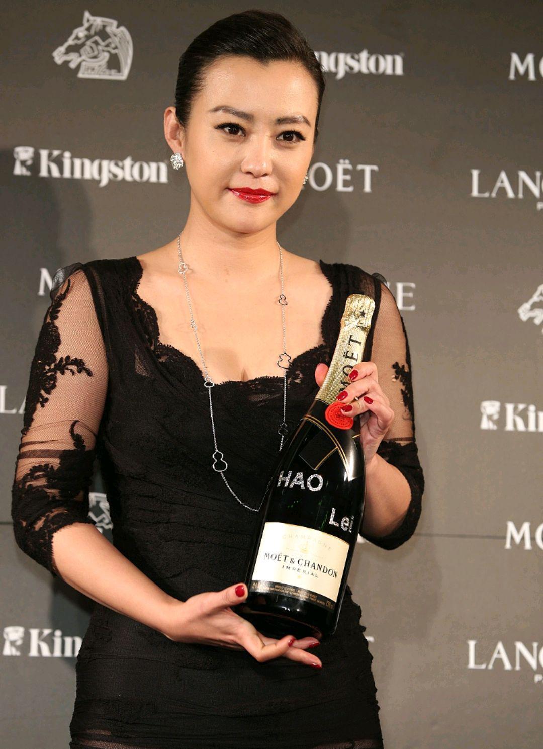 巩俐|虽天生骨架大，可就是会穿衣服，这三位女星的造型没有“辣眼睛”