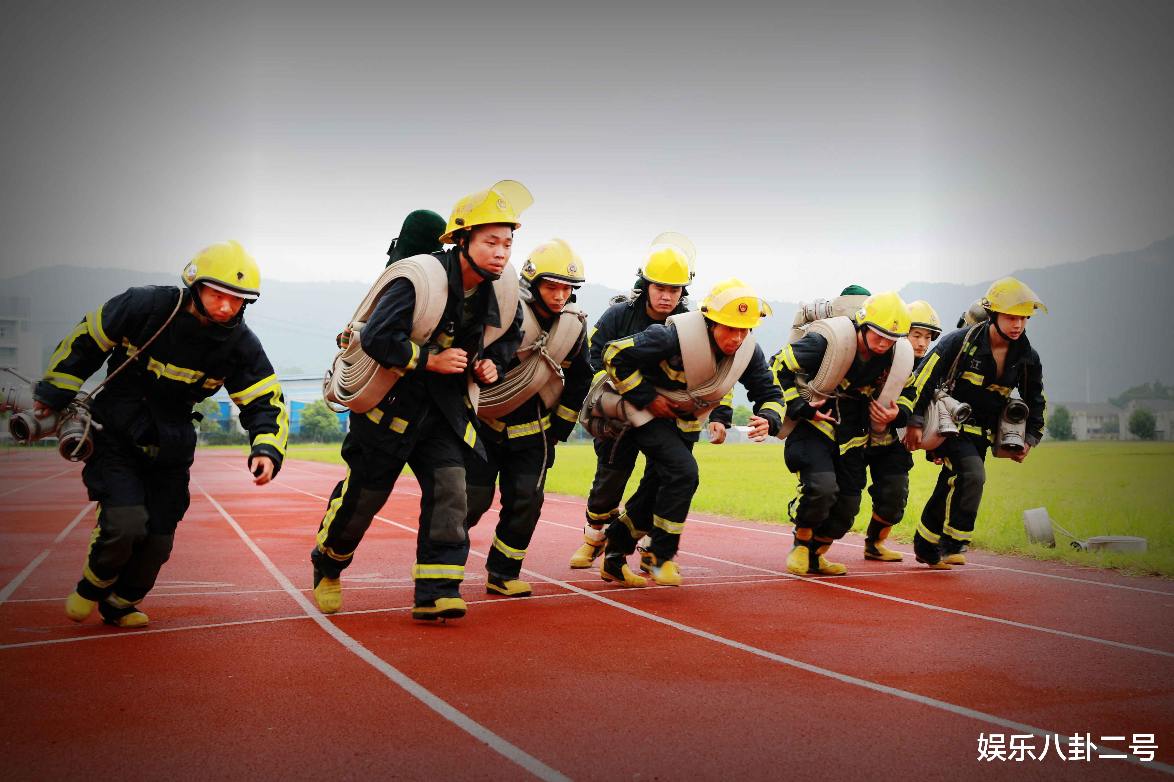 成龙|明星自我要求有多低？不迟到、能准时就沾沾自喜，成龙也很反感