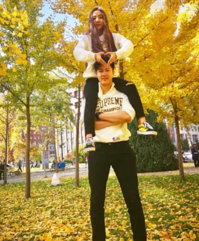 刘纯燕|刘纯燕23岁女儿订婚，帅气“金龟婿”1米95，岳父王宁穿喜庆红衣