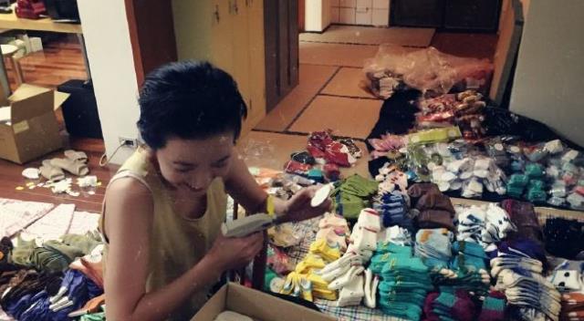 走进郭采洁现实的豪宅，进门杂物堆积如山，平时很少收拾吧