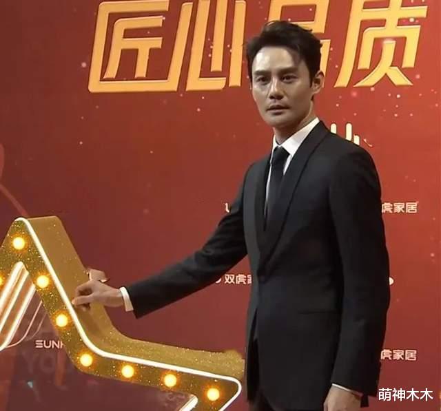 飞天奖|飞天奖红毯来了！关晓彤露肩裙显壮，孙俪黑丝袜失误，王鸥状态佳