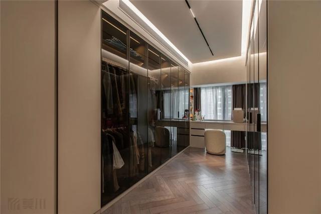 280㎡现代轻奢，开放式厨房与书房，生活空间时尚又宽敞