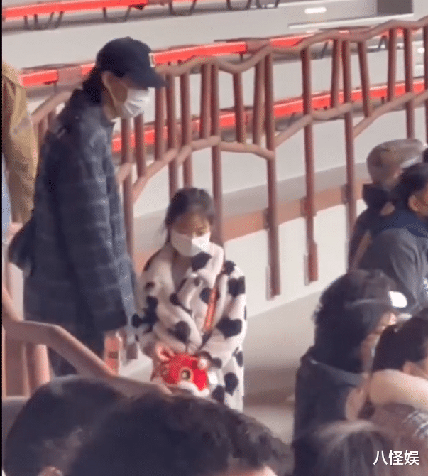 李承铉|戚薇一家三口出游，李承铉抱女儿看表演，用衣服给lucky挡水超暖