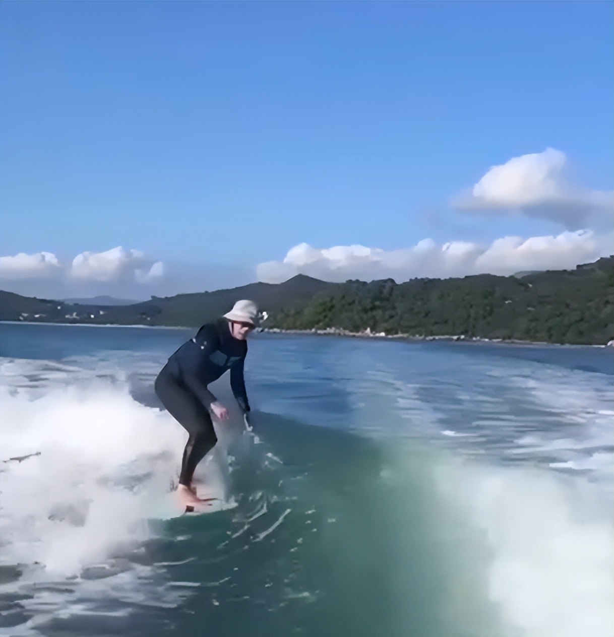 周星驰|周星驰晒冲浪视频与杨颖互动，两人这是要有合作的意思？