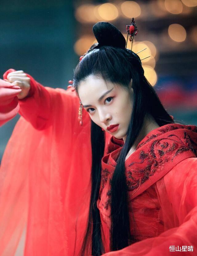 成龙|93年的她被冯小刚捧红，成龙接着再捧，年纪轻轻就深受大佬宠爱