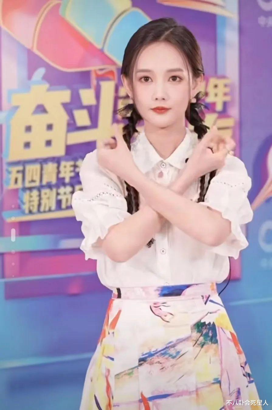 赵丽颖|五四青年节明星动态，王一博脸肿，赵丽颖嘴唇变厚被质疑做了医美