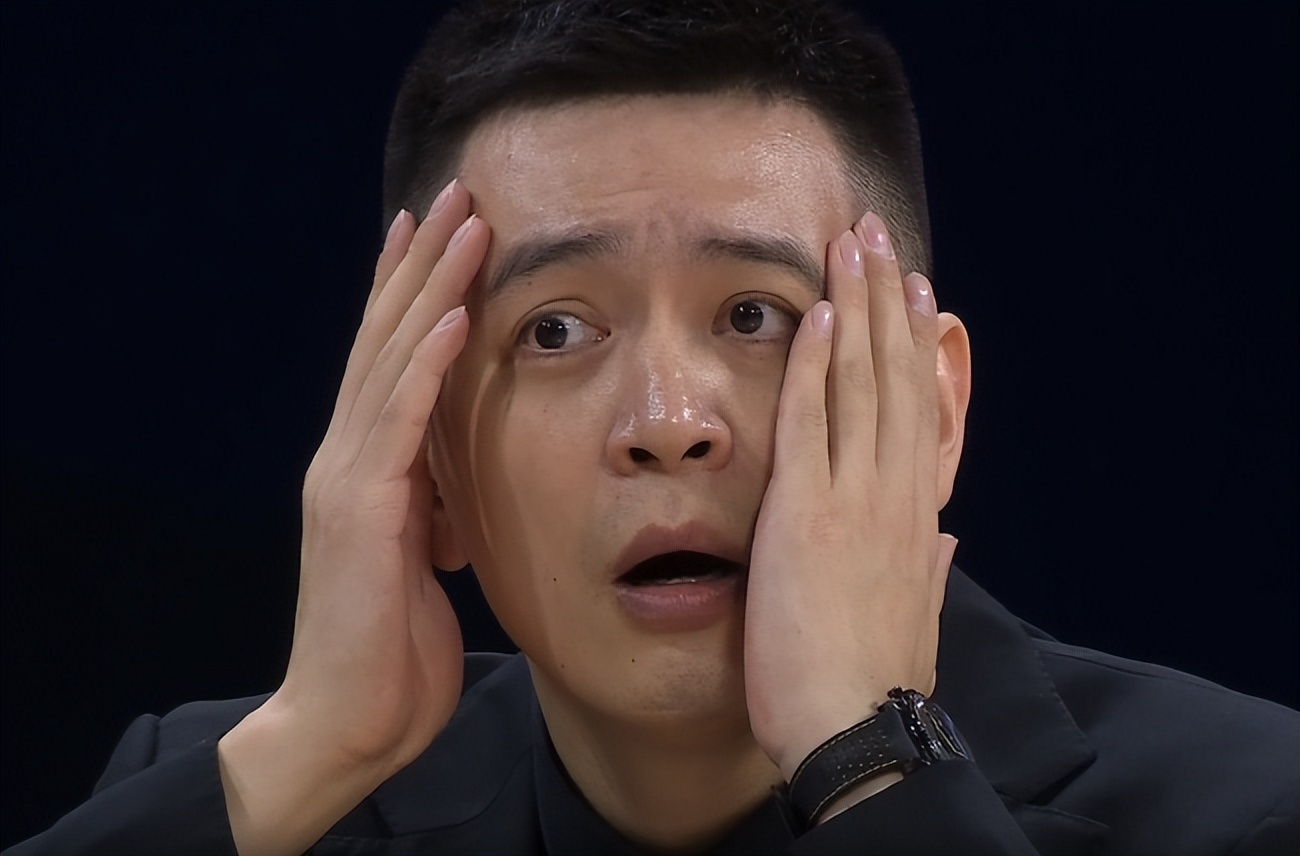 杨鸣|杨鸣美丽的妻子，晒1儿1女观赛照！“辽篮削他”的字迹，逗笑网友