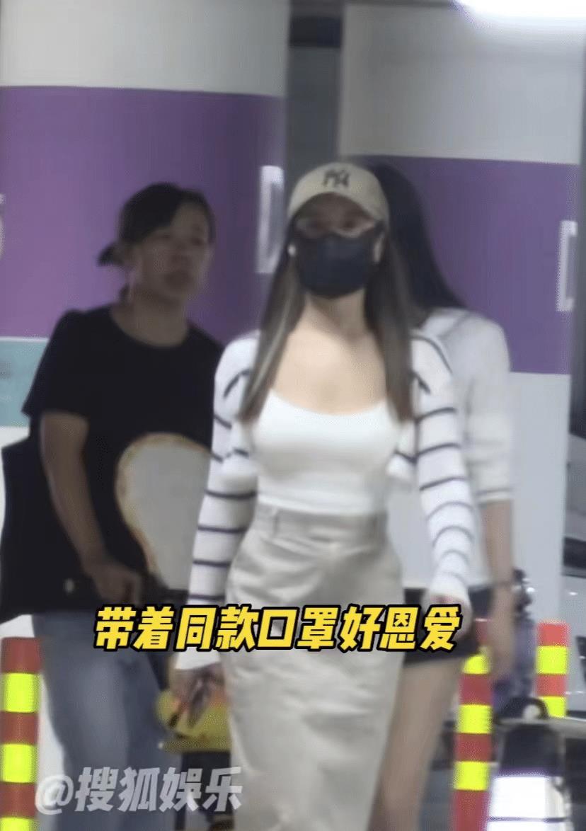 释小龙|释小龙一家出游被拍！美妻吊带配紧身裙秀火辣身材，女儿摇晃跟随