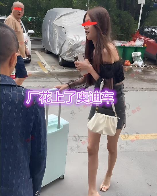 苗条女子打工拿不动行李,男子传递正能量,主动开奥迪送她去上班