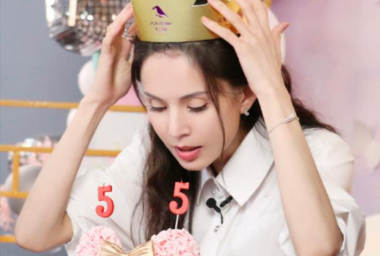 藤原纪香|“冻龄女神”李若彤，穿着朝服露脸，55岁的她一点都没变