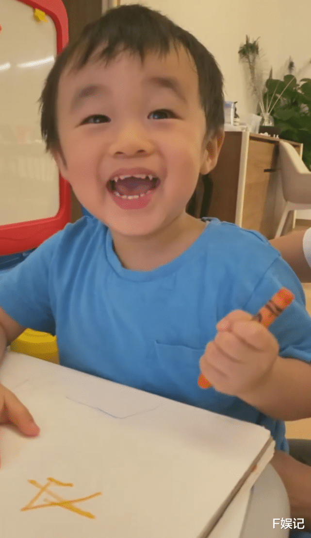 古巨基|古巨基夫妇忘记结婚8周年纪念日 一家三口在家简单度过