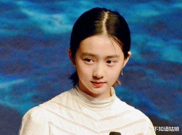 黄磊|黄磊女儿又被批评了，染发、涂口红、眼神忧郁不快乐