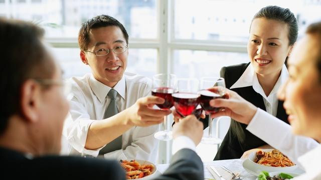 同学聚会，昔日恋人醉酒发生关系，三人竟同睡一床，如何评价本案