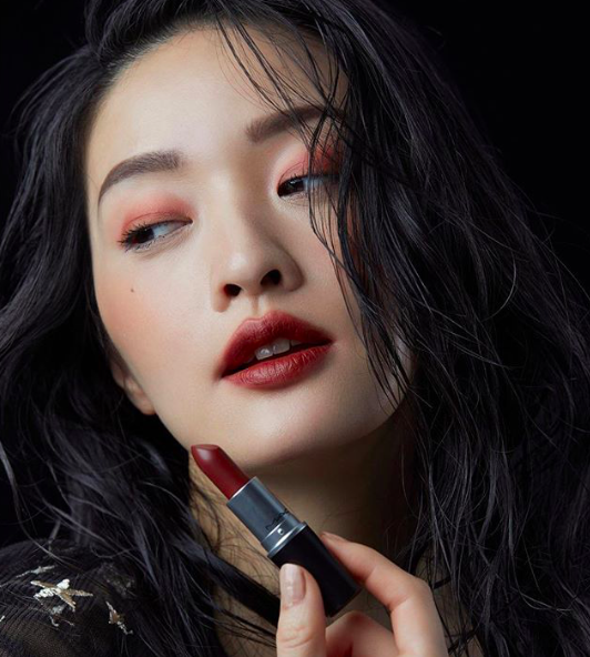 唇膏 2019年流行让气血加分的唇膏！一搽白三个色阶，还买什么美白精华