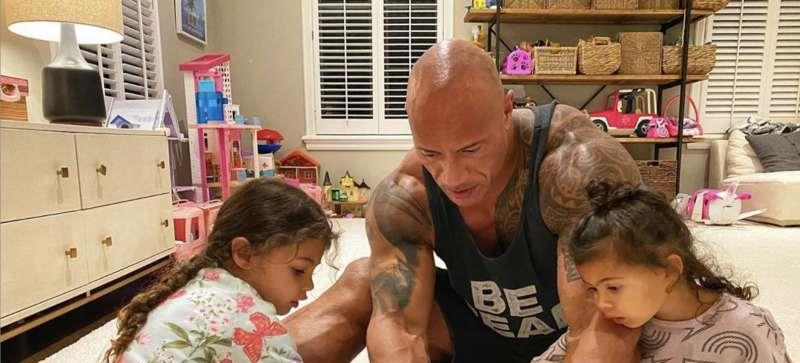 绿灯侠|巨石强森化身壮汉版小丑女逗女儿开心，下秒穿芭蕾蓬蓬裙直接卡住