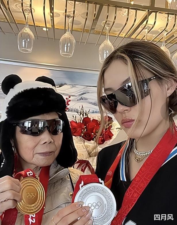 私人飞机|谷爱凌外婆在私人飞机上健身!晒豪宅中悠闲看书,祖孙俩搞怪合照