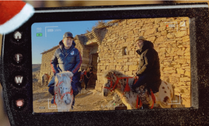 毕福剑|63岁毕福剑生日与侄子合影！头发凌乱脸部浮肿，裤子短露一截脚腕