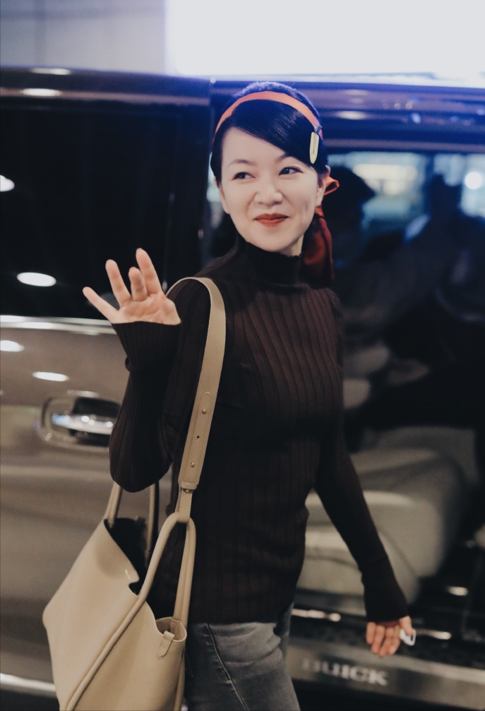 浪姐打卡！阿雅上班路透曝光，牛仔服配皮裤有点飒，短发显年龄了