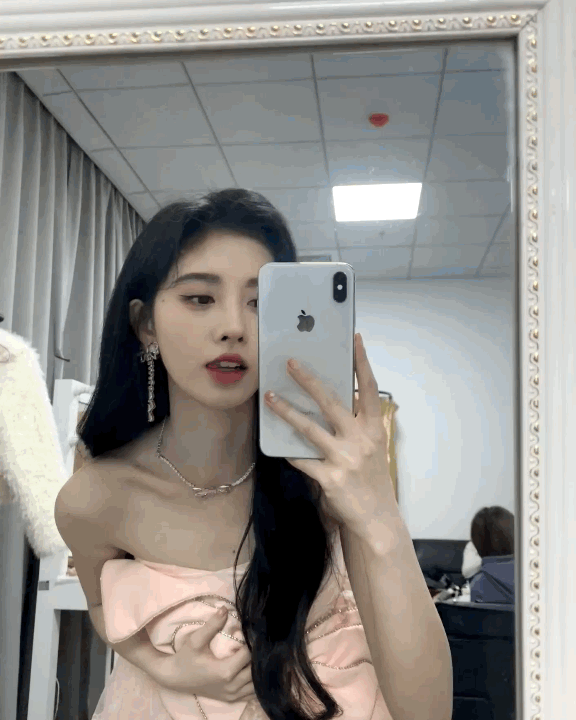 杨幂|鞠婧祎秀腊八自拍，生图太能打了