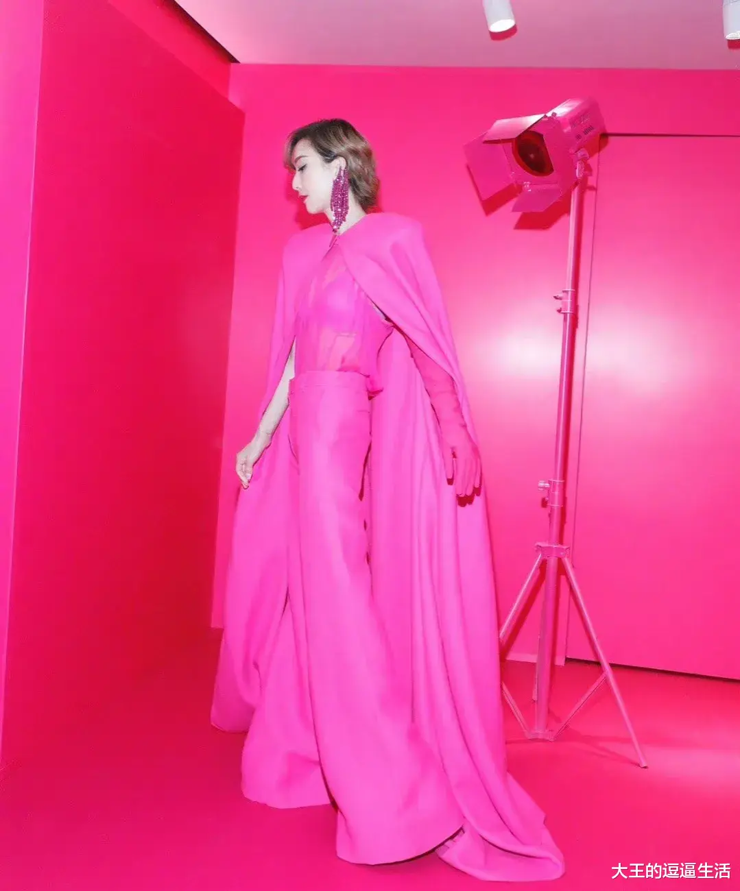 郑秀文|郑秀文太有女王范儿！背景墙和身上穿的衣服都是粉红色，十分炫目