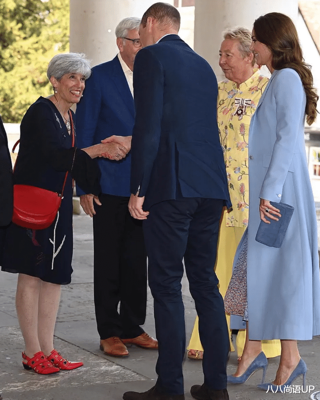 凯特参观博物馆，蓝色风衣内搭碎花裙气场十足，还尽显80后高级美