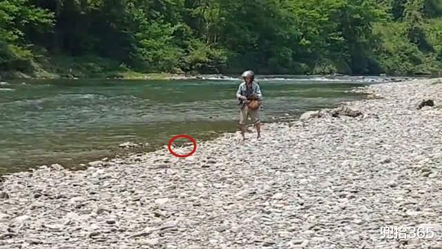|湖南七旬大爷站在河中垂钓，自制全部钓鱼工具，网友：骨灰级钓友