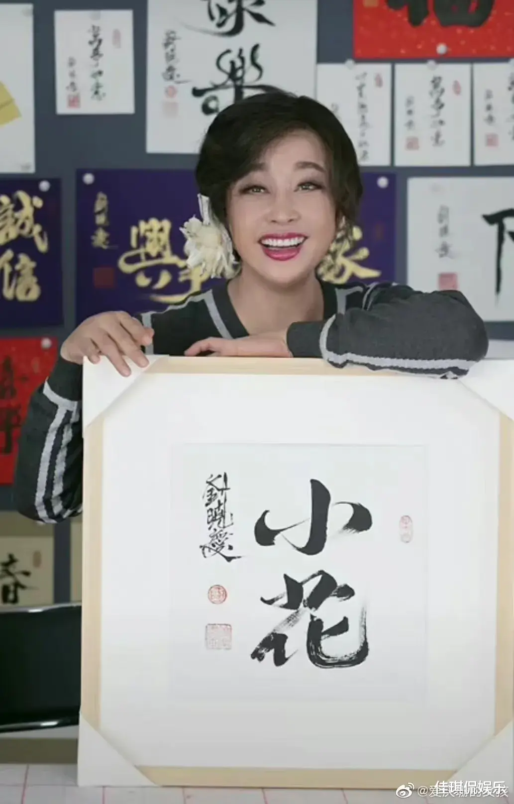 刘晓庆|刘晓庆终于不扮嫩了，身穿孔雀蓝旗袍，雍容华贵，尽显东方美！