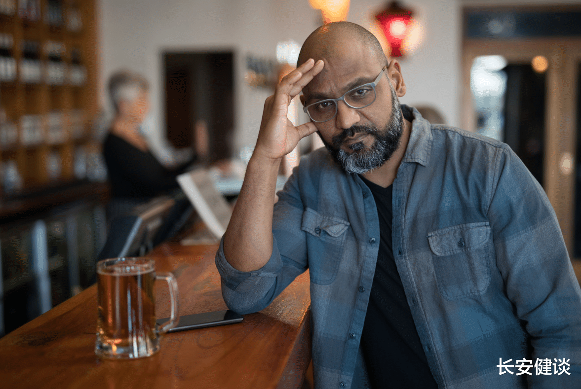 肝脏|经常熬夜时，身体会发生6大变化，看看有没有你