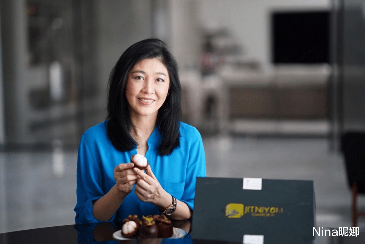 面膜 泰国前总理英拉送儿上学,穿T恤九分裤挽手似小情侣,儿子发型真像学霸