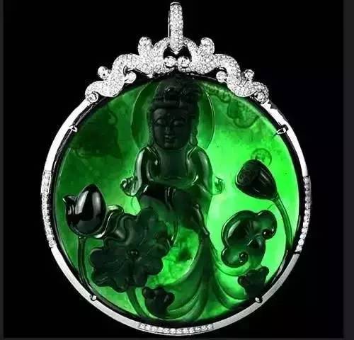 |一块鸡蛋大小的翡翠原石，竟切出玻璃种墨翠，羡煞旁人！