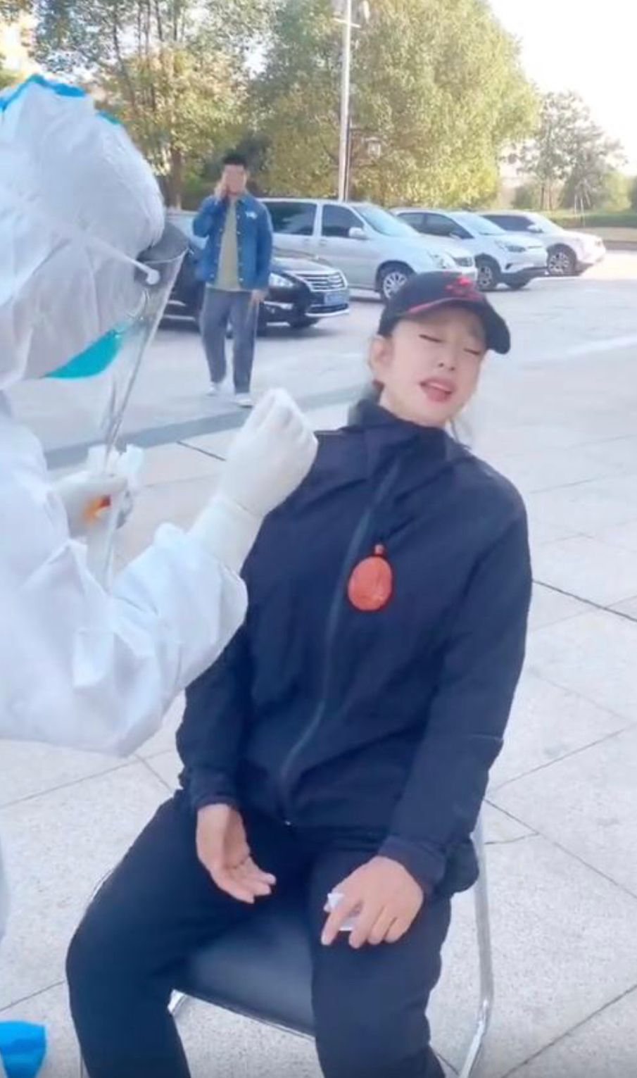 刘晓庆|刘晓庆出门真精神，穿运动服+棒球帽显年轻，胸前鹅蛋大玉佩抢镜