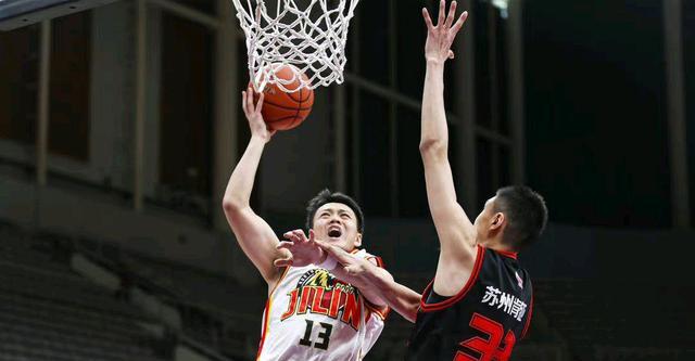 吉林男篮|连追22分！江苏一波流打懵吉林 琼斯30+狂救主 李楠拖刀计迷惑王晗