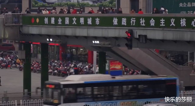 2018年,足浴店美女遭抛尸,手脚被绑只着内裤,肮脏男女玩火自焚