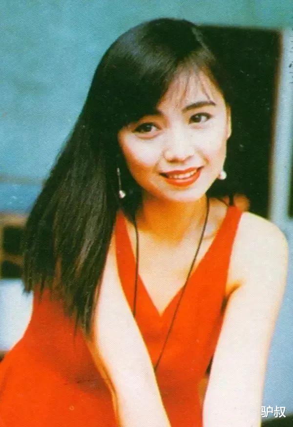 邓萃雯|因「不伦恋」被全港封杀，流氓大亨为她当街下跪：第一恶女终于回来了！