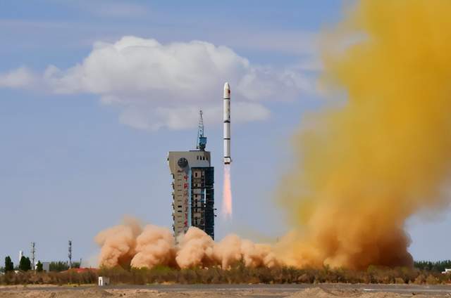 太空中飞船是如何获得驱动力的?我们的空间站有能力飞到月球吗?