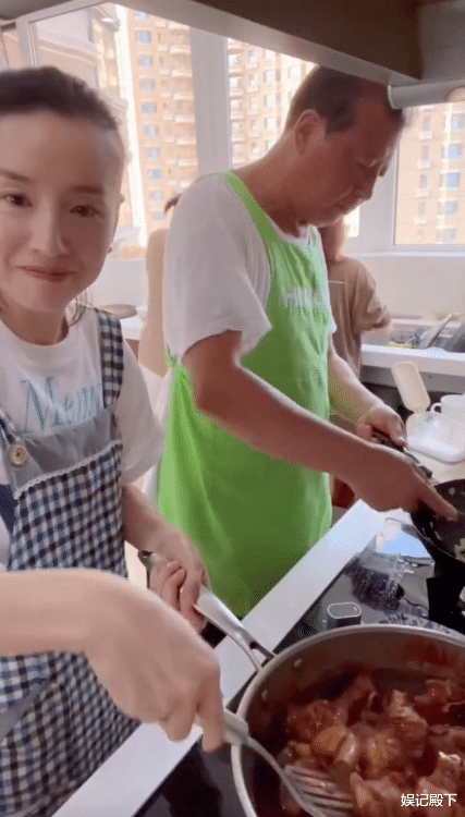 董洁|董洁父母长相曝光，老父亲五官端正超儒雅，三代同堂太温馨！