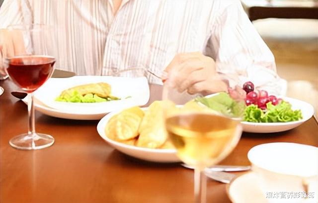 肝脏|晚餐不能不吃，也不能瞎吃！这2种最好别再晚上吃的食物，要戒掉