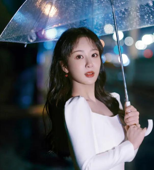 杨紫|30岁的杨紫参与直播活动，其面部状态成为焦点，央视果然没说错