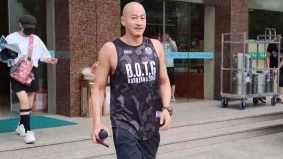 何润东|45岁何润东现身横店，穿背心肌肉还是那么发达：从小就看他的剧