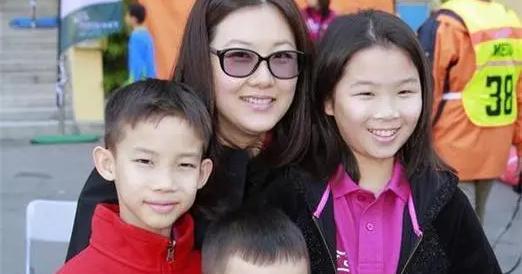 伏明霞|24岁的伏明霞,为什么愿意跟着50岁的梁锦松,还给他生了3孩子?