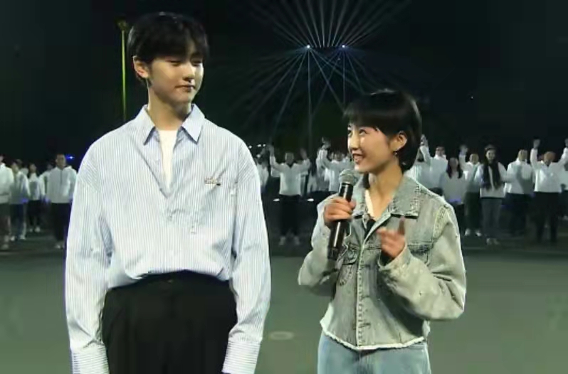 焉栩嘉|张子枫焉栩嘉疑似恋情曝光,全网不被祝福的明星情侣,再添一对