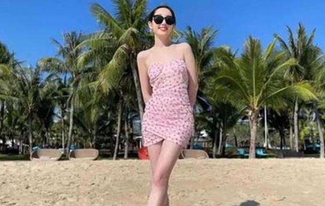 蒋梦婕|蒋梦婕穿粉色长裙度假，被指“状态不像90后”，引起热议