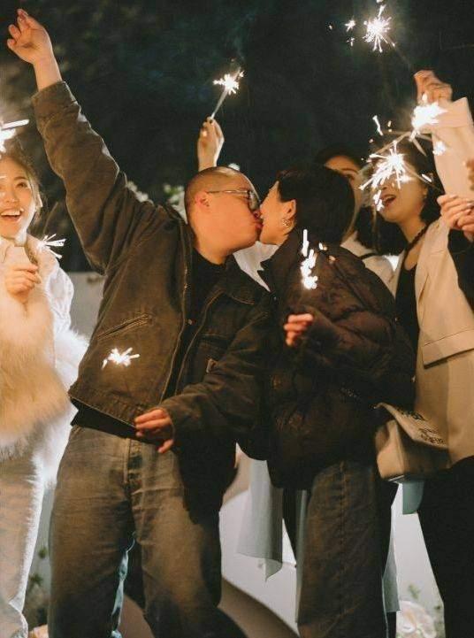 郝邵文|郝邵文直播带货过程中，被部分网友逼到发飙，黑粉称其老婆是二婚