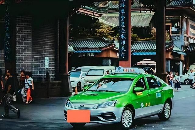 女子深夜打车,司机花1800元提特殊要求:你都穿成这样了