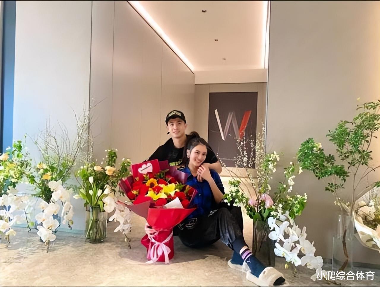 赵继伟|人生赢家！赵继伟被娇妻接回豪宅，岳母放炮欢迎，满屋鲜花真浪漫