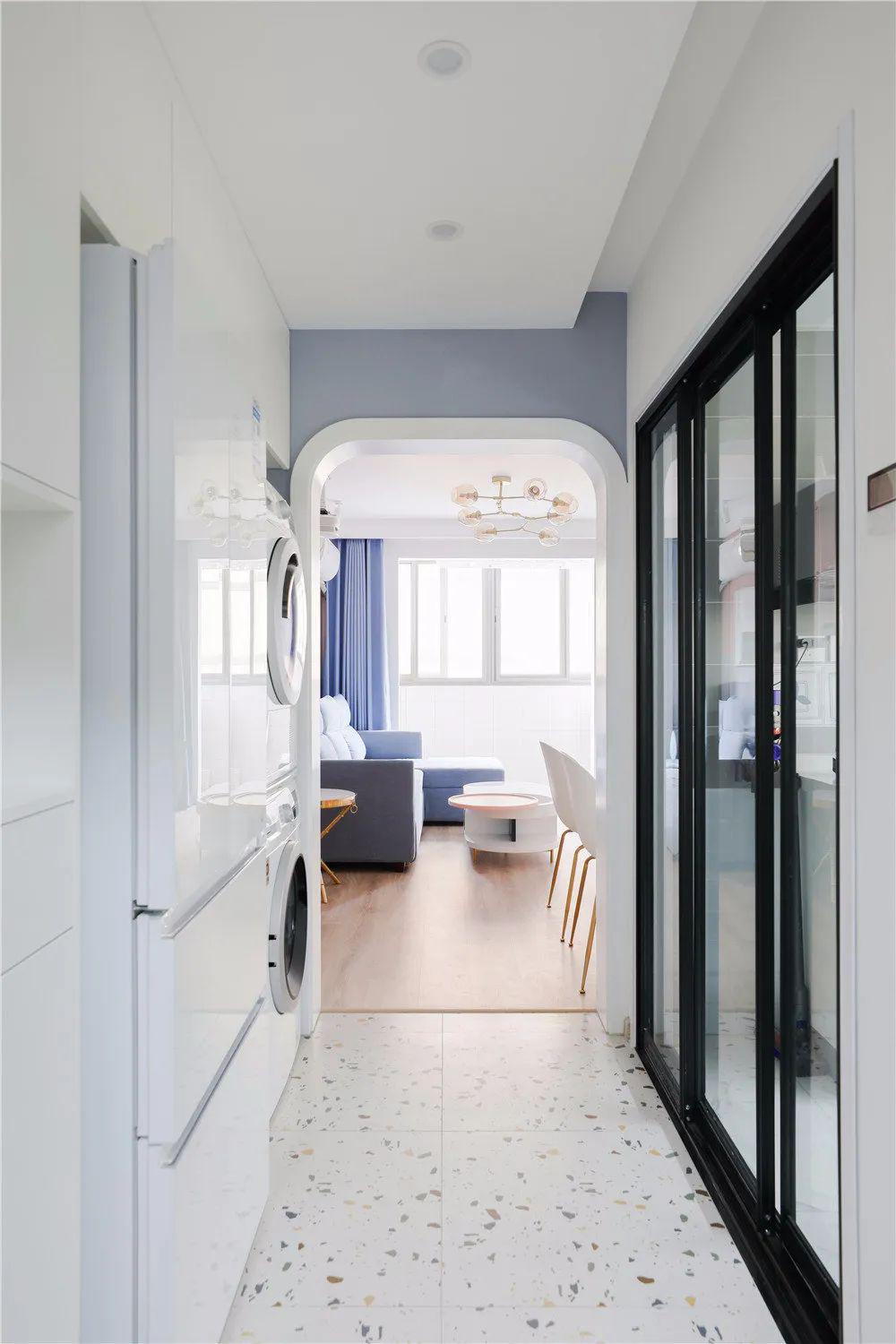 阳台无疑是最好的洗衣房，高低台设水池上做收纳，每1㎡充分利用