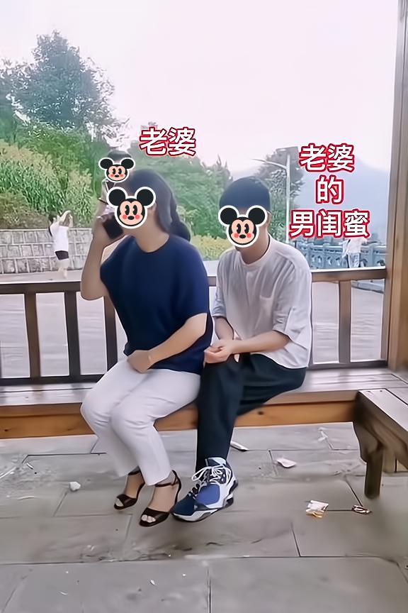 女子和一男子坐在凉亭内闲聊,还谎称在上班,殊不知丈夫就在身后